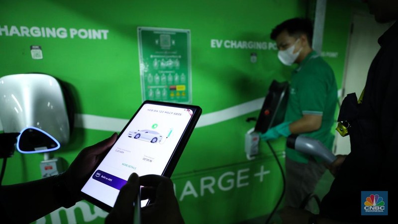Pekerja melakukan perawan berkala Stasiun Pengisian Kendaraan Listrik (SPKLU) umum di area perkantoran di Jakarta, Kamis (21/9/223). (CNBC Indonesia/Tri Susilo)