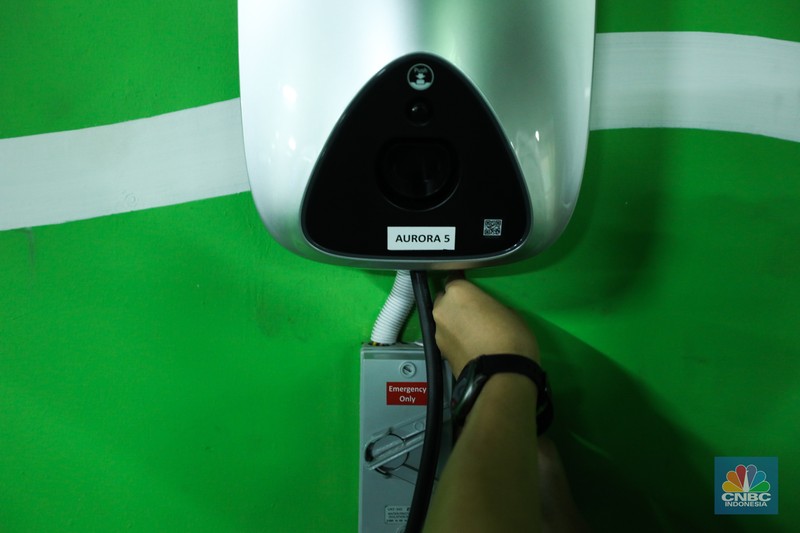Pekerja melakukan perawan berkala Stasiun Pengisian Kendaraan Listrik (SPKLU) umum di area perkantoran di Jakarta, Kamis (21/9/223). Pekerja melakukan perawan berkala Stasiun Pengisian Kendaraan Listrik (SPKLU) umum di area perkantoran di Jakarta, Kamis (21/9/223). (CNBC Indonesia/Tri Susilo)
