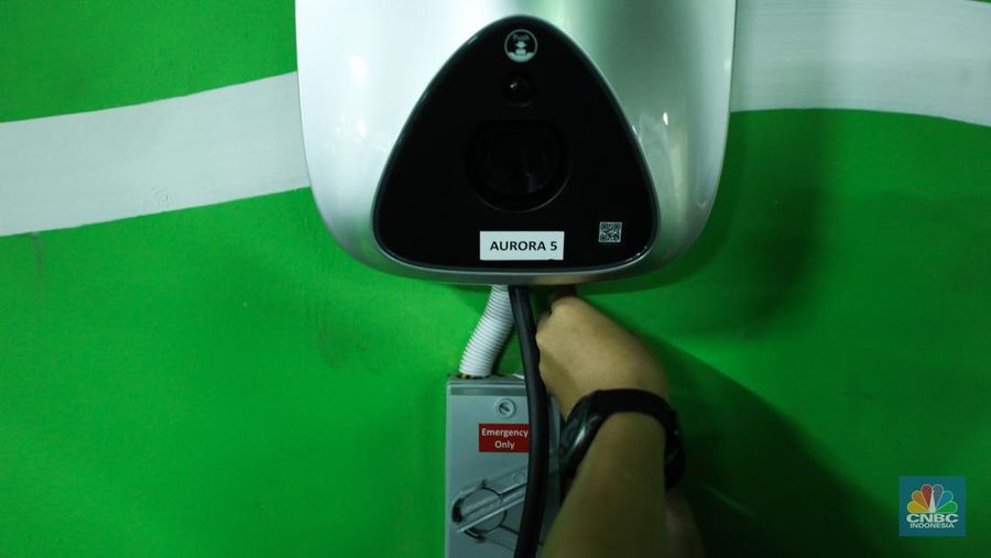 Pekerja melakukan perawan berkala Stasiun Pengisian Kendaraan Listrik (SPKLU) umum di area perkantoran di Jakarta, Kamis (21/9/223). (CNBC Indonesia/Tri Susilo)