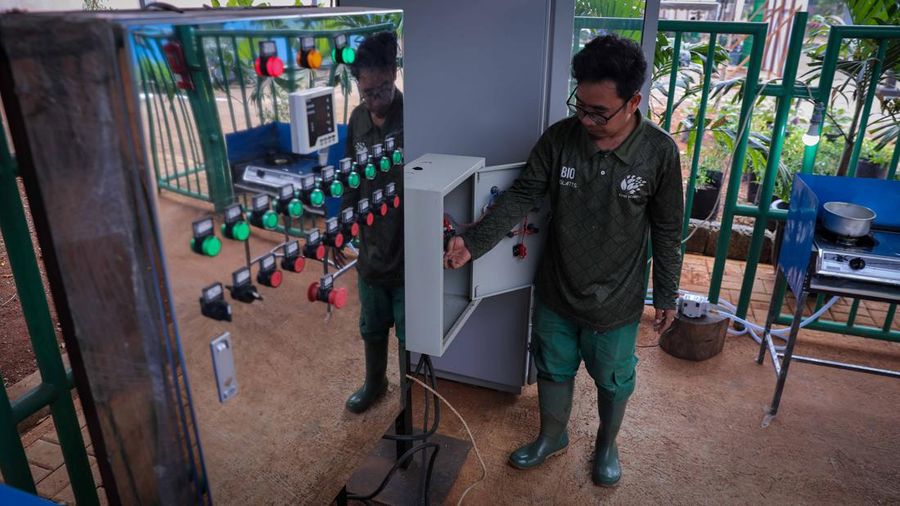 Pencampuran kotoran hewan dan sampah organik sebelum diolah menggunakan mesin Biodigister di Taman Margasatwa Ragunan (TMR), Jakarta, Kamis (21/9/2023). (CNBC Indonesia/Faisal Rahman)