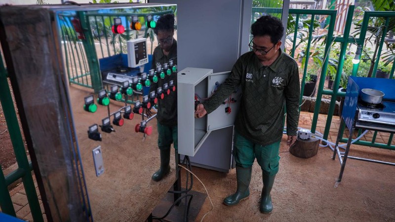 Pencampuran kotoran hewan dan sampah organik sebelum diolah menggunakan mesin Biodigister di Taman Margasatwa Ragunan (TMR), Jakarta, Kamis (21/9/2023). (CNBC Indonesia/Faisal Rahman)