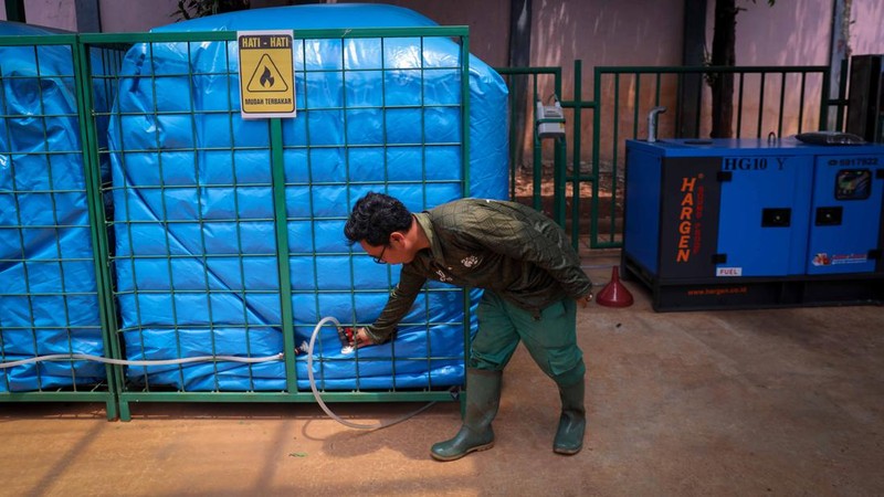Pencampuran kotoran hewan dan sampah organik sebelum diolah menggunakan mesin Biodigister di Taman Margasatwa Ragunan (TMR), Jakarta, Kamis (21/9/2023). (CNBC Indonesia/Faisal Rahman)