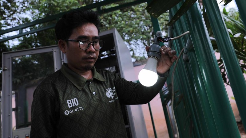 Pencampuran kotoran hewan dan sampah organik sebelum diolah menggunakan mesin Biodigister di Taman Margasatwa Ragunan (TMR), Jakarta, Kamis (21/9/2023). (CNBC Indonesia/Faisal Rahman)