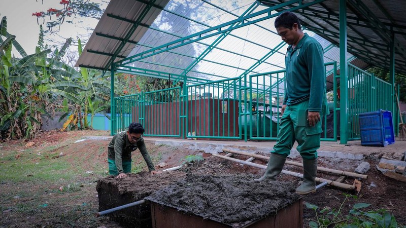 Pencampuran kotoran hewan dan sampah organik sebelum diolah menggunakan mesin Biodigister di Taman Margasatwa Ragunan (TMR), Jakarta, Kamis (21/9/2023). (CNBC Indonesia/Faisal Rahman)