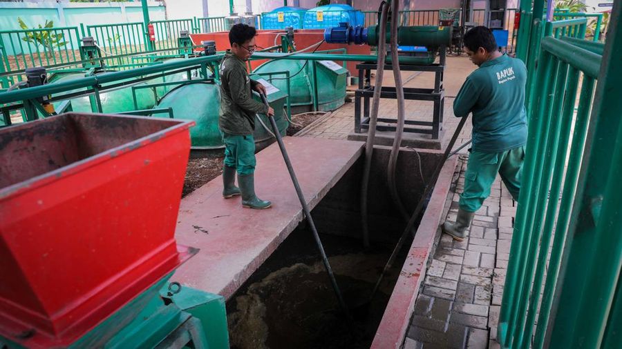 Pencampuran kotoran hewan dan sampah organik sebelum diolah menggunakan mesin Biodigister di Taman Margasatwa Ragunan (TMR), Jakarta, Kamis (21/9/2023). (CNBC Indonesia/Faisal Rahman)