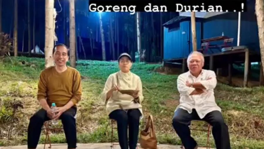 Presiden Joko Widodo (kiri) serta Menteri Keuangan Sri Mulyani, dan Menteri PUPR Basuki Hadimuljono berkemah di IKN sambil menikmati nasi goreng dan buah durian. (Tangkapan Layar Instagram @smindrawati)