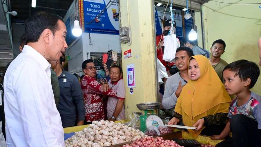Presiden Joko Widodo mengunjungi Pasar Merdeka, Kota Samarinda, Kalimantan Timur, Kamis (21/9/2023). Jokowi menyoroti harga beras yang belum juga turun. (CNBC Indonesia/Emiryan Wardhana)
