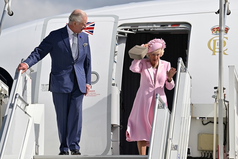 Raja Charles dari Inggris dan Ratu Camilla dari Inggris menurunkan pesawat mereka setibanya di Bandara Orly pada 20 September 2023, pada hari pertama kunjungan kenegaraan ke Prancis. Raja Inggris Charles III dan istrinya Ratu Camilla sedang melakukan kunjungan kenegaraan selama tiga hari ke Prancis. (MIGUEL MEDINA/Pool via REUTERS)