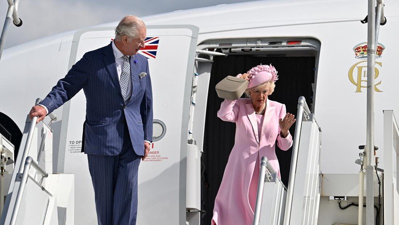 Raja Charles dari Inggris dan Ratu Camilla dari Inggris menurunkan pesawat mereka setibanya di Bandara Orly pada 20 September 2023, pada hari pertama kunjungan kenegaraan ke Prancis. Raja Inggris Charles III dan istrinya Ratu Camilla sedang melakukan kunjungan kenegaraan selama tiga hari ke Prancis. (MIGUEL MEDINA/Pool via REUTERS)