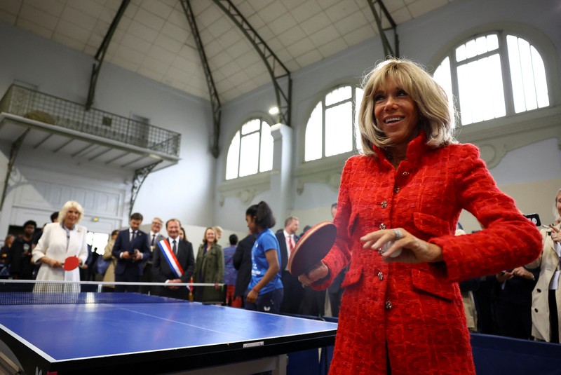 Ratu Camilla dari Inggris bermain tenis meja bersama Brigitte Macron, istri Presiden Prancis Emmanuel Macron saat mereka bertemu dengan asosiasi olahraga pemuda setempat di Saint-Denis dekat Paris, pada hari kedua kunjungan kenegaraan mereka ke Prancis, 21 September 2023. Ratu Camilla dari Inggris bermain tenis meja bersama Brigitte Macron, istri Presiden Prancis Emmanuel Macron saat mereka bertemu dengan asosiasi olahraga pemuda setempat di Saint-Denis dekat Paris, pada hari kedua kunjungan kenegaraan mereka ke Prancis, 21 September 2023. (REUTER/Hannah McKay/Pool)