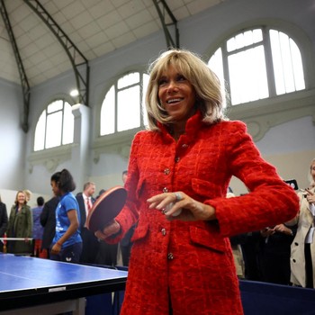 Potret Ratu Inggris Main Pingpong bareng Ibu Negara Prancis
