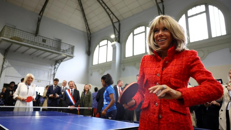 Ratu Camilla dari Inggris bermain tenis meja bersama Brigitte Macron, istri Presiden Prancis Emmanuel Macron saat mereka bertemu dengan asosiasi olahraga pemuda setempat di Saint-Denis dekat Paris, pada hari kedua kunjungan kenegaraan mereka ke Prancis, 21 September 2023. (REUTER/Hannah McKay/Pool)