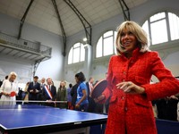 Potret Ratu Inggris Main Pingpong bareng Ibu Negara Prancis