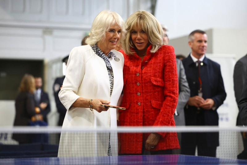 Ratu Camilla dari Inggris bermain tenis meja bersama Brigitte Macron, istri Presiden Prancis Emmanuel Macron saat mereka bertemu dengan asosiasi olahraga pemuda setempat di Saint-Denis dekat Paris, pada hari kedua kunjungan kenegaraan mereka ke Prancis, 21 September 2023. Ratu Camilla dari Inggris bermain tenis meja bersama Brigitte Macron, istri Presiden Prancis Emmanuel Macron saat mereka bertemu dengan asosiasi olahraga pemuda setempat di Saint-Denis dekat Paris, pada hari kedua kunjungan kenegaraan mereka ke Prancis, 21 September 2023. (REUTER/Hannah McKay/Pool)