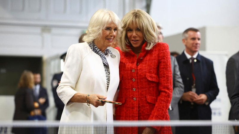 Ratu Camilla dari Inggris bermain tenis meja bersama Brigitte Macron, istri Presiden Prancis Emmanuel Macron saat mereka bertemu dengan asosiasi olahraga pemuda setempat di Saint-Denis dekat Paris, pada hari kedua kunjungan kenegaraan mereka ke Prancis, 21 September 2023. (REUTER/Hannah McKay/Pool)
