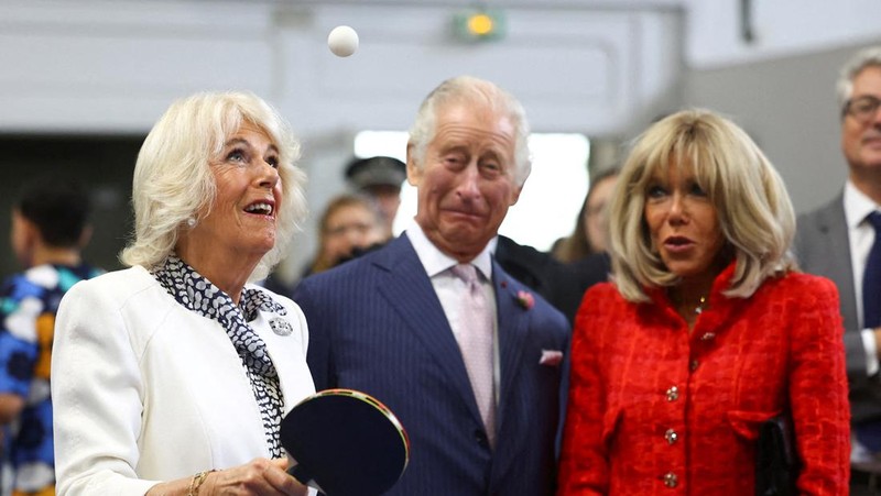 Ratu Camilla dari Inggris bermain tenis meja bersama Brigitte Macron, istri Presiden Prancis Emmanuel Macron saat mereka bertemu dengan asosiasi olahraga pemuda setempat di Saint-Denis dekat Paris, pada hari kedua kunjungan kenegaraan mereka ke Prancis, 21 September 2023. (REUTER/Hannah McKay/Pool)