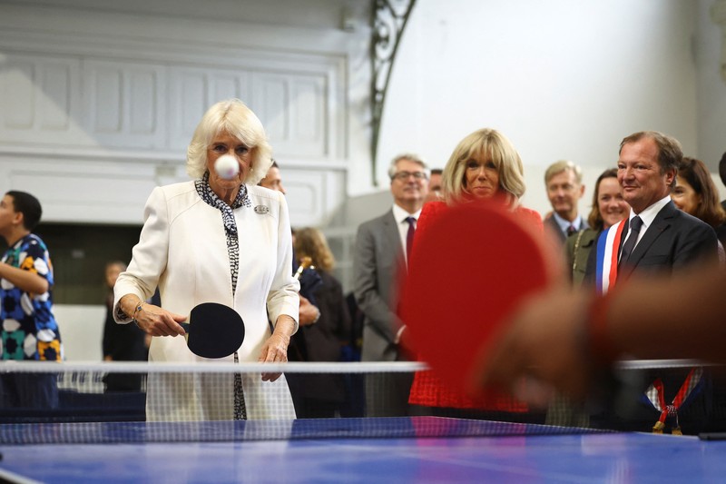 Ratu Camilla dari Inggris bermain tenis meja bersama Brigitte Macron, istri Presiden Prancis Emmanuel Macron saat mereka bertemu dengan asosiasi olahraga pemuda setempat di Saint-Denis dekat Paris, pada hari kedua kunjungan kenegaraan mereka ke Prancis, 21 September 2023. (REUTER/Hannah McKay/Pool)