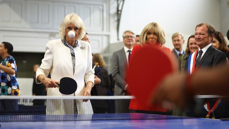 Ratu Camilla dari Inggris bermain tenis meja bersama Brigitte Macron, istri Presiden Prancis Emmanuel Macron saat mereka bertemu dengan asosiasi olahraga pemuda setempat di Saint-Denis dekat Paris, pada hari kedua kunjungan kenegaraan mereka ke Prancis, 21 September 2023. (REUTER/Hannah McKay/Pool)