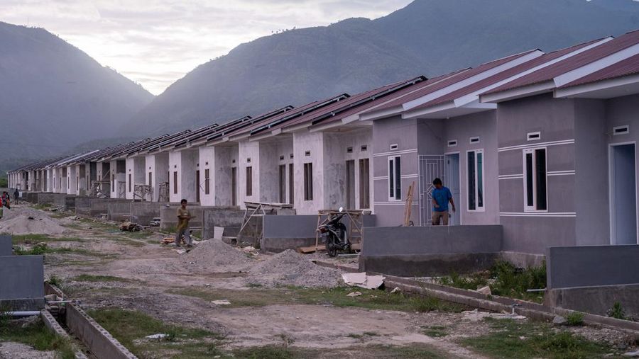 Warga beraktivitas di depan kawasan perumahan yang sedang dalam penyelesaian pembangunan di Kelurahan Palupi, Palu, Sulawesi Tengah, Rabu (20/9/2023). Sejak 2010, Pemerintah telah mengalokasikan anggaran untuk program Fasilitas Likuiditas Pembiayaan Perumahan (FLPP) sebesar Rp108,5 triliun dan hingga semester I 2023 realisasinya mencapai Rp111,46 triliun yang mencakup 1.269.112 unit rumah. ANTARA/Basri Marzuki/nz