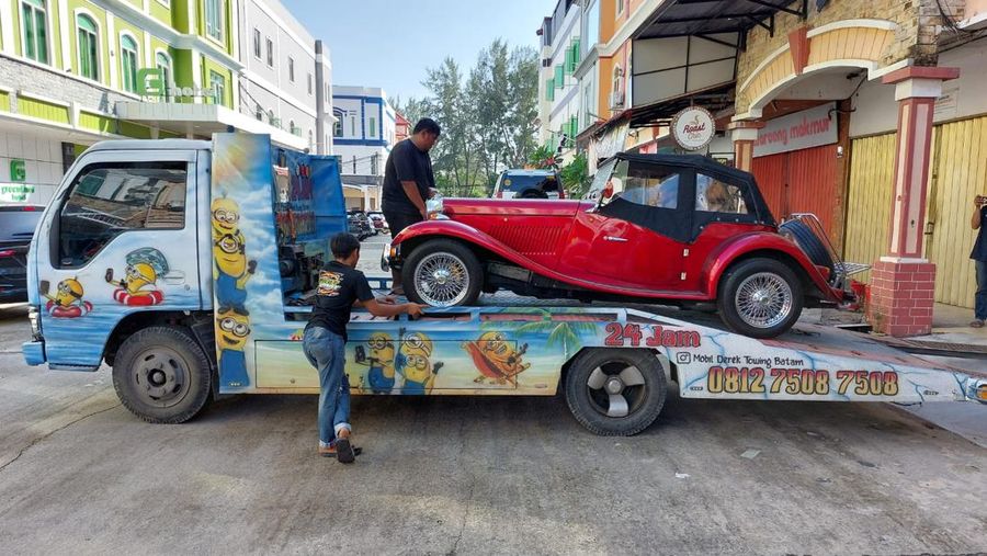 Tim Penyidik telah melakukan penyitaan 3 unit kendaraan mewah yang diduga milik Tersangka AP yang diduga sengaja disembunyikan yang berada di Ruko Green Land, Kecamatan Batam Centre, Kota Batam, Kepulauan Riau.  Dok KPK