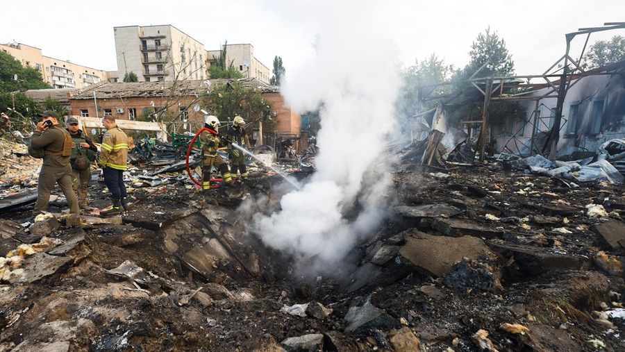 A firefighter works at a site in a residential area, damaged during a Russian missile strike, amid Russia’s attack on Ukraine, in Kyiv, Ukraine September 21, 2023. REUERS/Valentyn Ogirenko