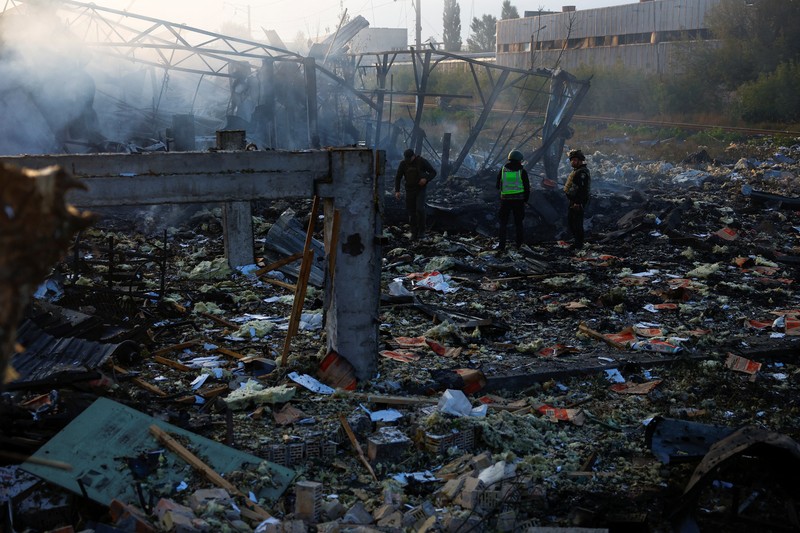 UKRAINE-CRISIS/ATTACK-KYIV A firefighter works at a site in a residential area, damaged during a Russian missile strike, amid Russia’s attack on Ukraine, in Kyiv, Ukraine September 21, 2023. REUERS/Valentyn Ogirenko