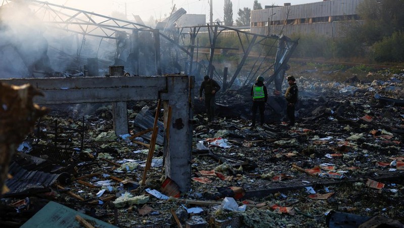 A firefighter works at a site in a residential area, damaged during a Russian missile strike, amid Russia’s attack on Ukraine, in Kyiv, Ukraine September 21, 2023. REUERS/Valentyn Ogirenko