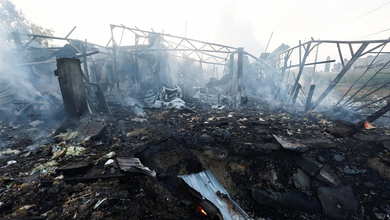 A firefighter works at a site in a residential area, damaged during a Russian missile strike, amid Russia’s attack on Ukraine, in Kyiv, Ukraine September 21, 2023. REUERS/Valentyn Ogirenko