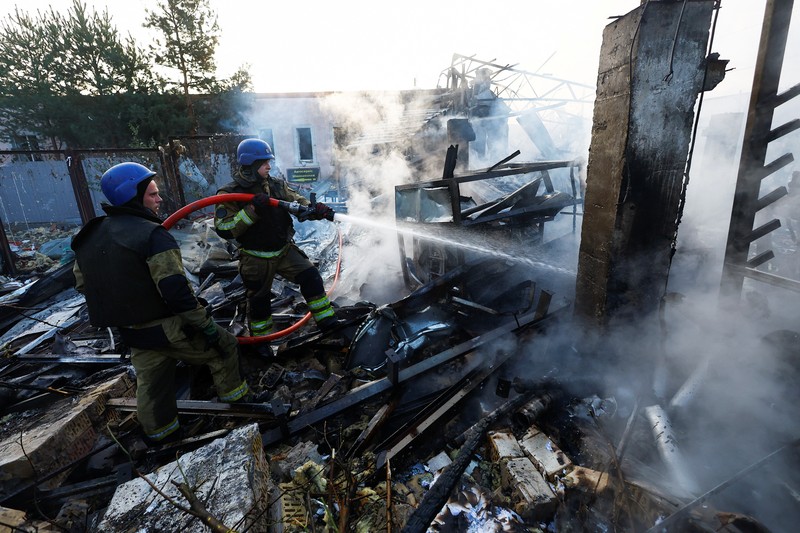 UKRAINE-CRISIS/ATTACK-KYIV A firefighter works at a site in a residential area, damaged during a Russian missile strike, amid Russia’s attack on Ukraine, in Kyiv, Ukraine September 21, 2023. REUERS/Valentyn Ogirenko