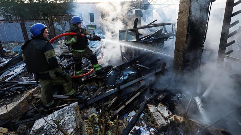 A firefighter works at a site in a residential area, damaged during a Russian missile strike, amid Russia’s attack on Ukraine, in Kyiv, Ukraine September 21, 2023. REUERS/Valentyn Ogirenko