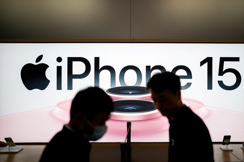 APPLE-CHINA/ People line up as they wait at an Apple Store as Apple’s new iPhone 15 officially goes on sale across China, in Shanghai, China September 22, 2023. REUTERS/Aly Song