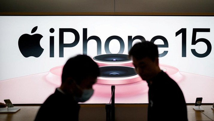 An Apple iPhone 15 advertisement is seen as it officially goes on sale across China at an Apple Store in Shanghai, China September 22, 2023. REUTERS/Aly Song