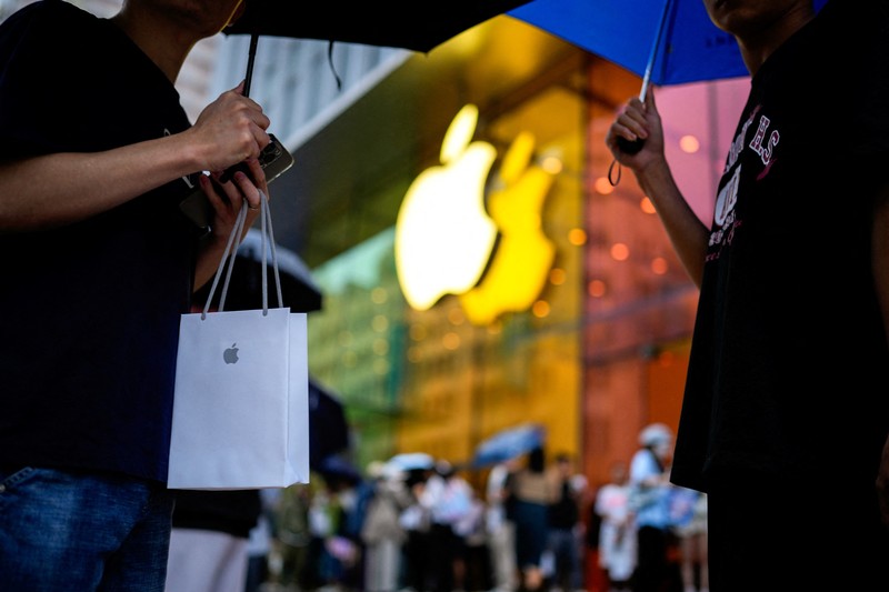 People line up as they wait at an Apple Store as Apple’s new iPhone 15 officially goes on sale across China, in Shanghai, China September 22, 2023. REUTERS/Aly Song
