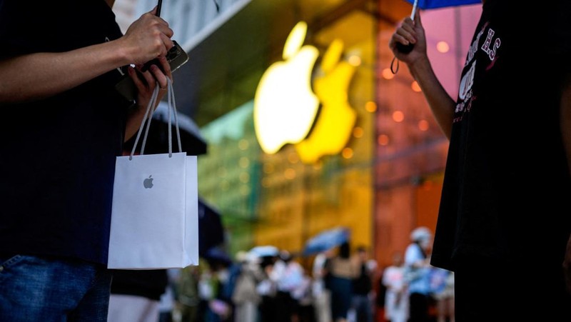 People line up as they wait at an Apple Store as Apple’s new iPhone 15 officially goes on sale across China, in Shanghai, China September 22, 2023. REUTERS/Aly Song