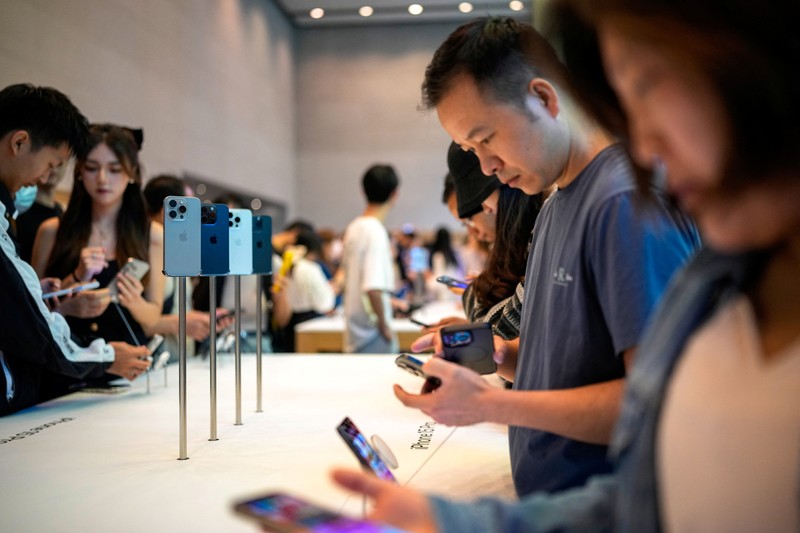 APPLE-CHINA/ People line up as they wait at an Apple Store as Apple’s new iPhone 15 officially goes on sale across China, in Shanghai, China September 22, 2023. REUTERS/Aly Song