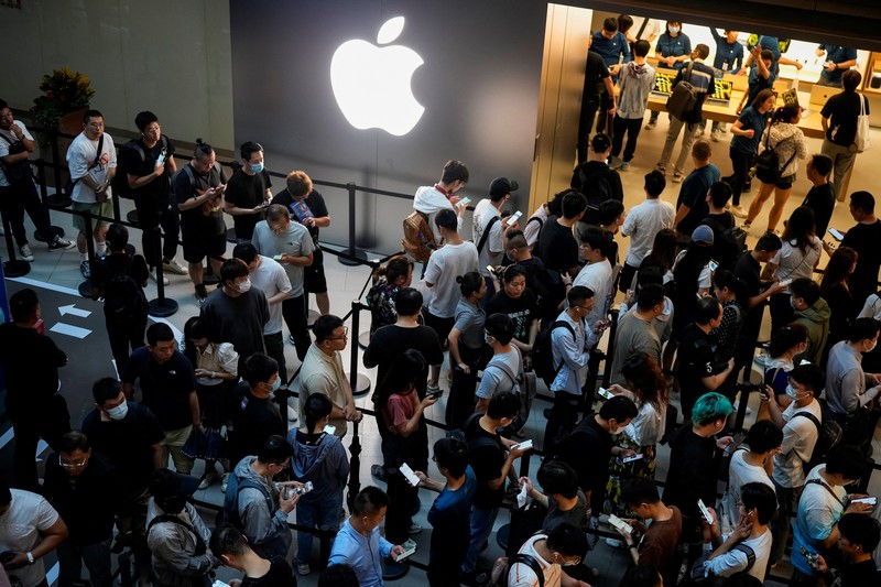 APPLE-CHINA/ People line up as they wait at an Apple Store as Apple’s new iPhone 15 officially goes on sale across China, in Shanghai, China September 22, 2023. REUTERS/Aly Song