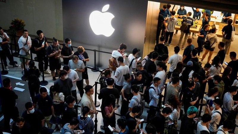 Potret Sesak Warga China Antre di Apple Store Demi iPhone 15