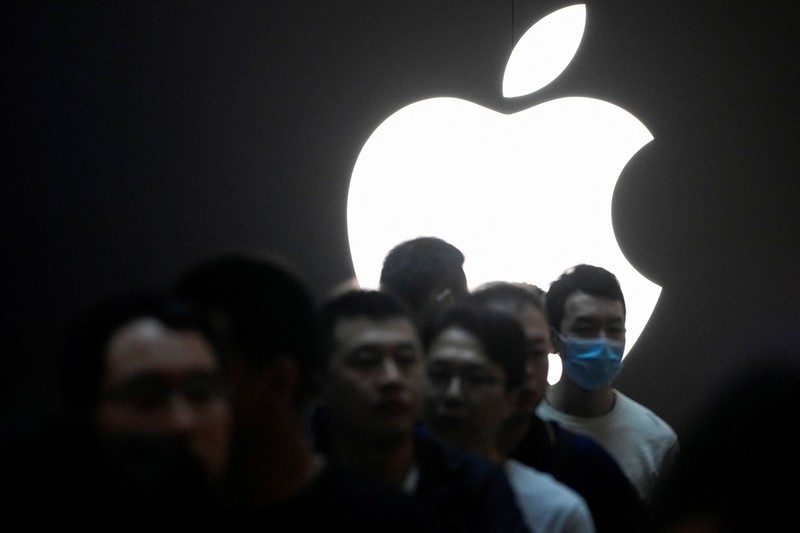 People line up as they wait at an Apple Store as Apple’s new iPhone 15 officially goes on sale across China, in Shanghai, China September 22, 2023. REUTERS/Aly Song