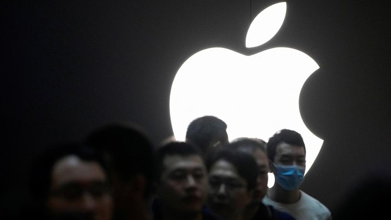 People line up as they wait at an Apple Store as Apple’s new iPhone 15 officially goes on sale across China, in Shanghai, China September 22, 2023. REUTERS/Aly Song
