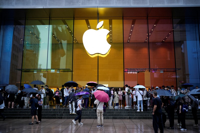 APPLE-CHINA/ People line up as they wait at an Apple Store as Apple’s new iPhone 15 officially goes on sale across China, in Shanghai, China September 22, 2023. REUTERS/Aly Song