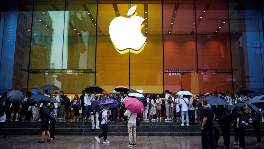 People stand outside an Apple Store as Apple's new iPhone 15 officially goes on sale across China, in Shanghai, China September 22, 2023. REUTERS/Aly Song