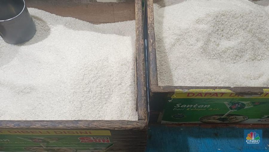 Beras medium yang dijual di pedagang eceran harganya naik menjadi Rp 13.000/kg. (CNBC Indonesia/Martyasari Rizky)