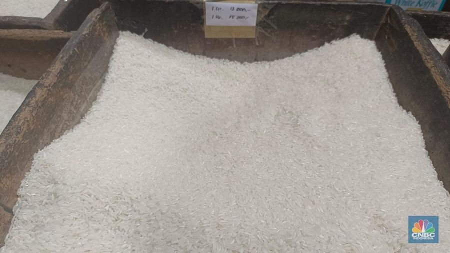 Beras medium yang dijual di pedagang eceran harganya naik menjadi Rp 13.000/kg. (CNBC Indonesia/Martyasari Rizky)