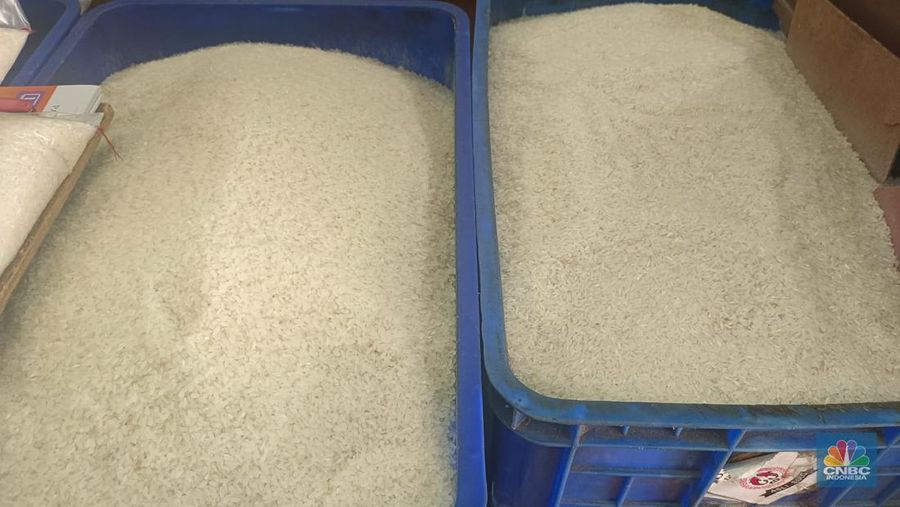 Beras medium yang dijual di pedagang eceran harganya naik menjadi Rp 13.000/kg. (CNBC Indonesia/Martyasari Rizky)