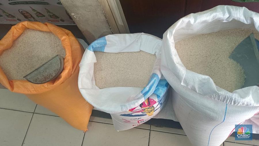 Beras medium yang dijual di pedagang eceran harganya naik menjadi Rp 13.000/kg. (CNBC Indonesia/Martyasari Rizky)