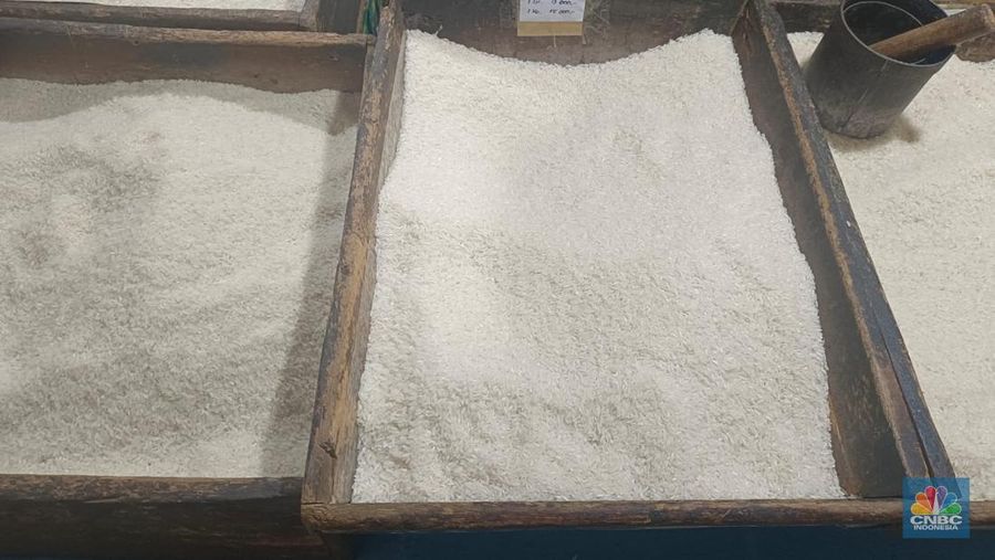 Beras medium yang dijual di pedagang eceran harganya naik menjadi Rp 13.000/kg. (CNBC Indonesia/Martyasari Rizky)