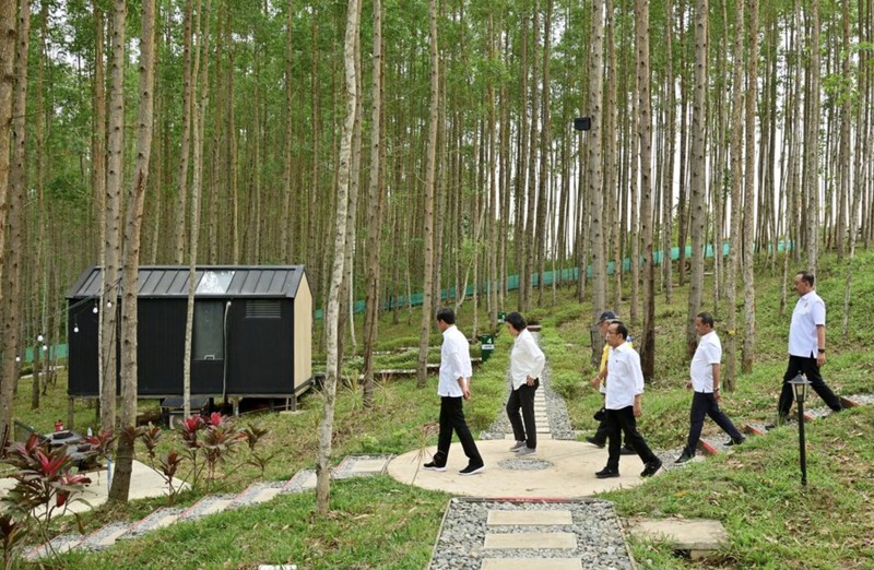 Presiden Joko Widodo mengunjungi lokasi pembangunan kantor presiden di Ibu Kota Nusantara (IKN), Kalimantan Timur, Jumat (22/9/2023). (Tangkapan Layar x/@Jokowi)