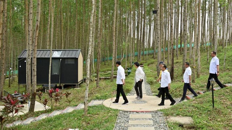 Presiden Joko Widodo mengunjungi lokasi pembangunan kantor presiden di Ibu Kota Nusantara (IKN), Kalimantan Timur, Jumat (22/9/2023). (Tangkapan Layar x/@Jokowi)