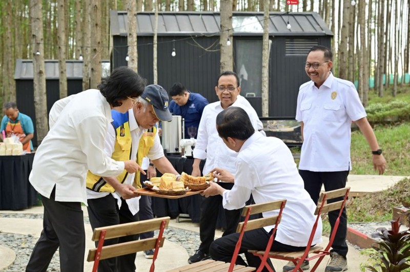 Jokowi Presiden Joko Widodo mengunjungi lokasi pembangunan kantor presiden di Ibu Kota Nusantara (IKN), Kalimantan Timur, Jumat (22/9/2023). (Tangkapan Layar x/@Jokowi)