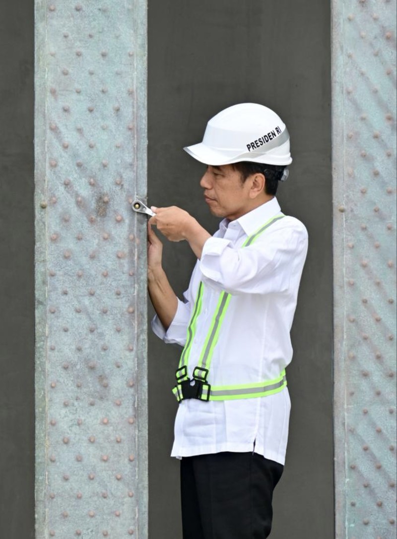 Presiden Joko Widodo mengunjungi lokasi pembangunan kantor presiden di Ibu Kota Nusantara (IKN), Kalimantan Timur, Jumat (22/9/2023). (Tangkapan Layar x/@Jokowi)